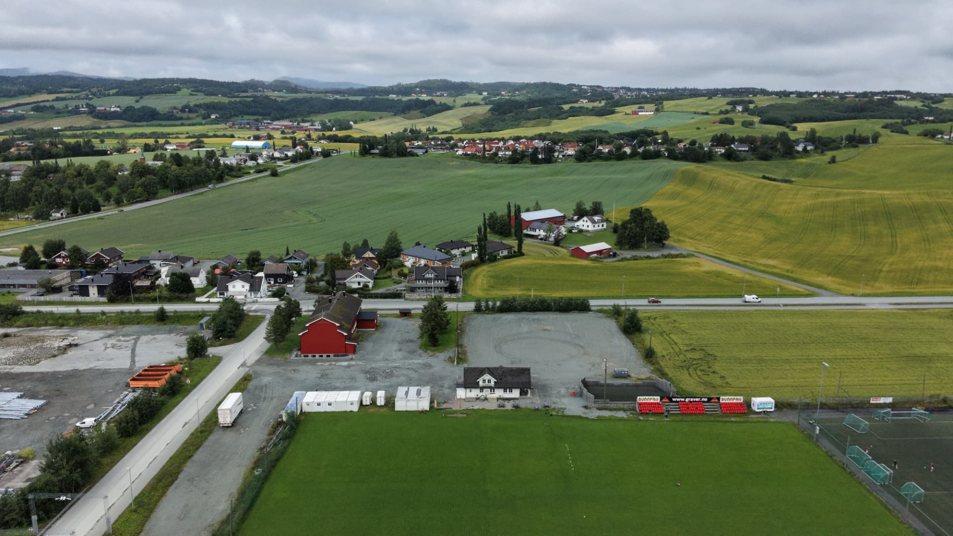 Leinstrand Samfunnshus med idrettsbanen og festivalområdet på Klett