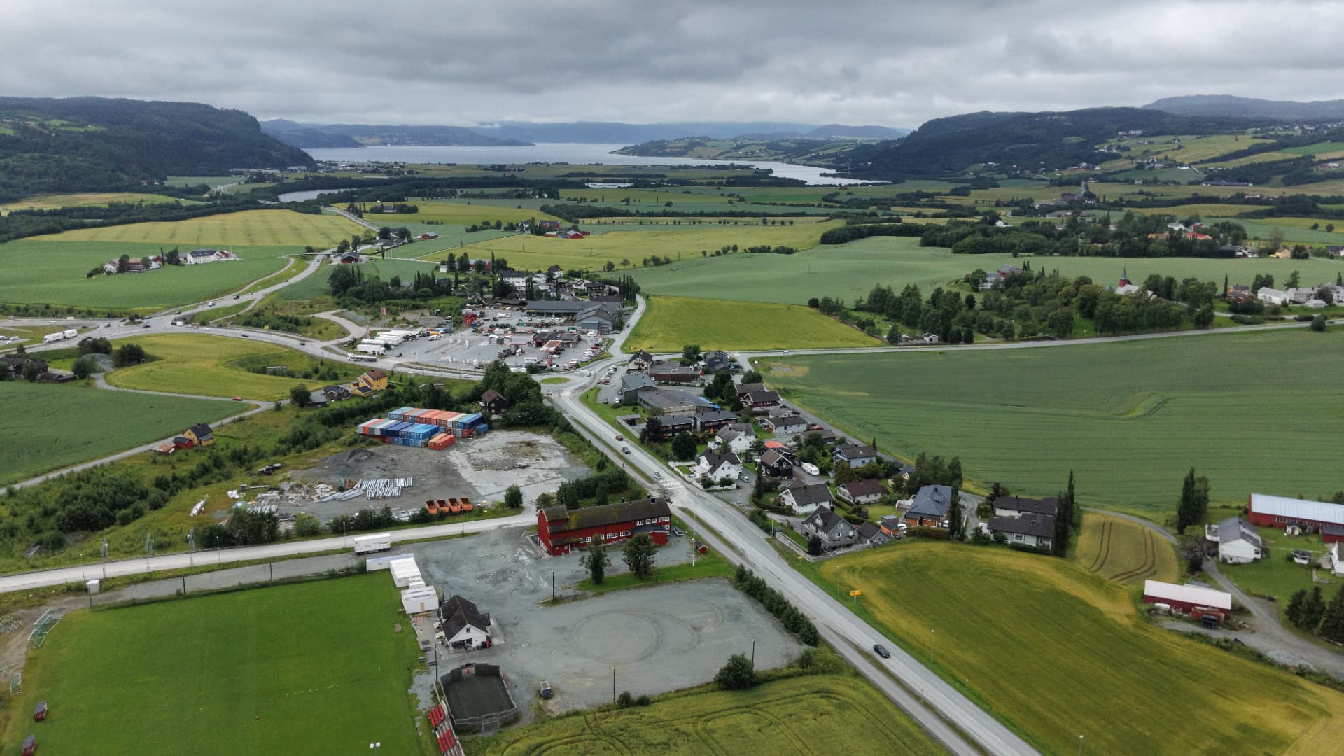 Dronefoto over Klett med fjorden og jordene i bakgrunnen
